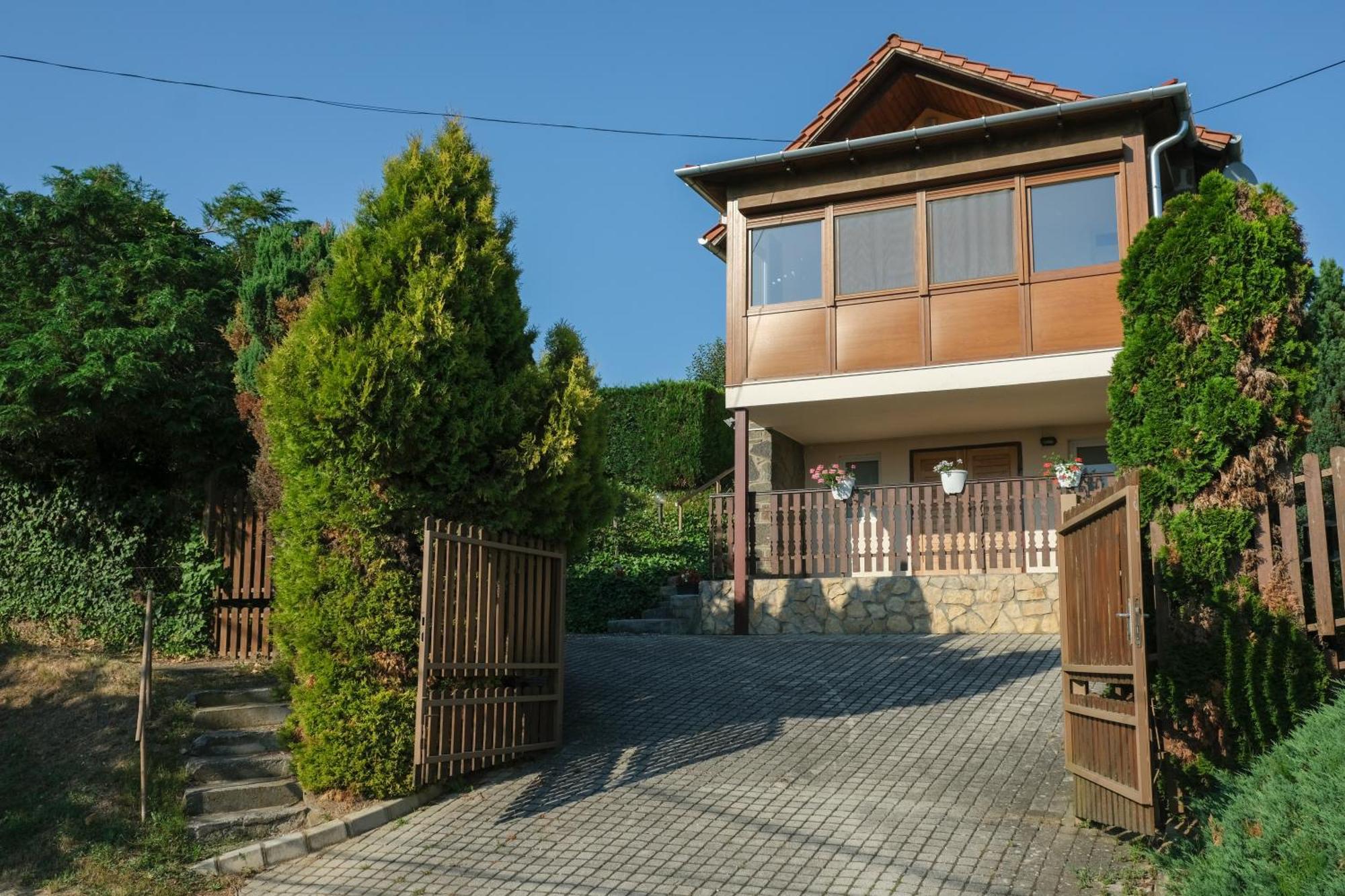 Sárvár Panorama Apartmanhaz מראה חיצוני תמונה